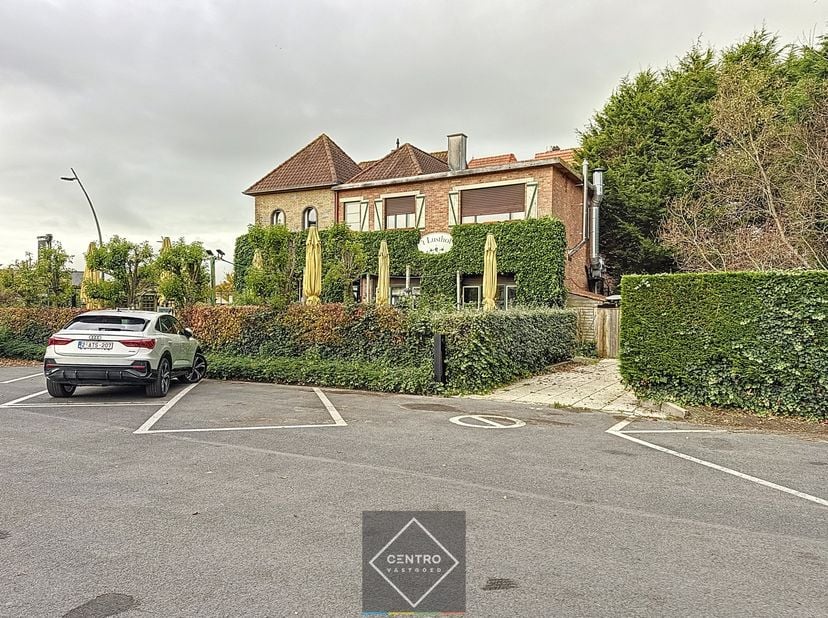 FANTASTISCH gelegen restaurant met een uitstekende REPUTATIE met ruime PARKING en SPEELPLEIN naast de deur, alsook met bovenliggend gerenoveerd appart