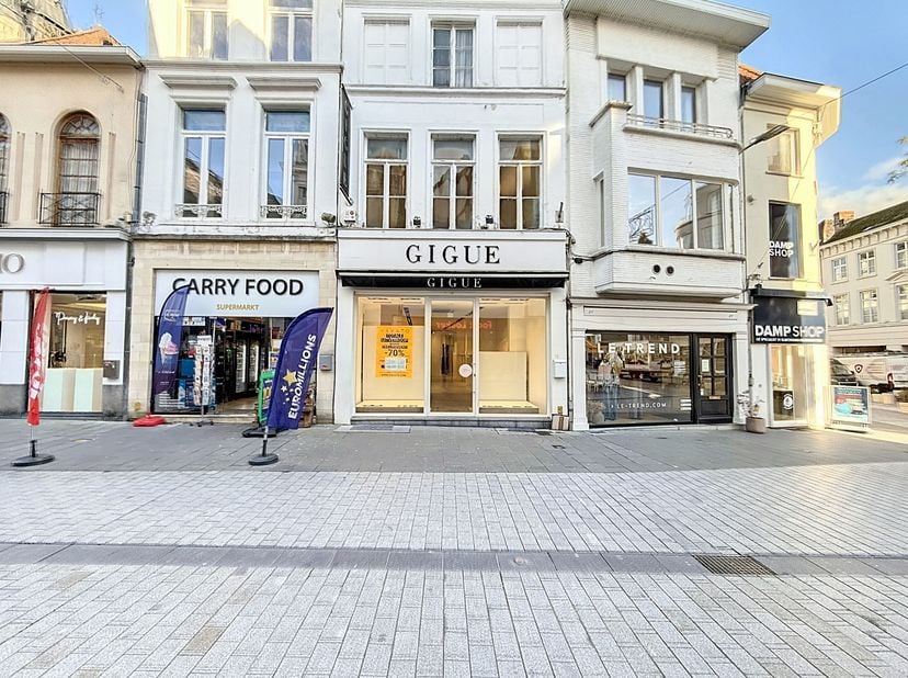 Local commercial d&#039;environ 70 m² à louer dans le centre de Courtrai. L&#039;immeuble commercial est situé dans un endroit extrêmement commercial dans la Ko