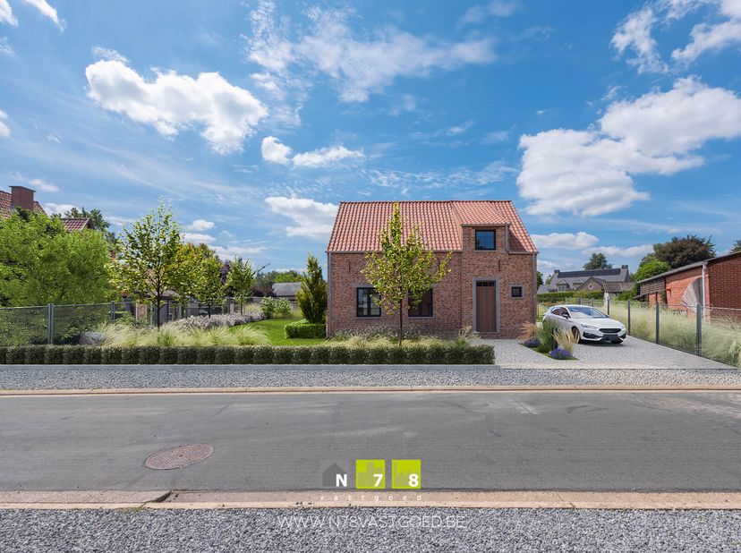VRIJSTAANDE CASCO-WONING MET 3 SLAAPKAMERS OP EEN PERCEEL VAN 4A84CA TE OUDSBERGEN.&lt;br /&gt;
ADRES&lt;br /&gt;
Voerstraat 4, 3660 Oudsbergen.&lt;br /&gt;
TROEVEN&lt;br