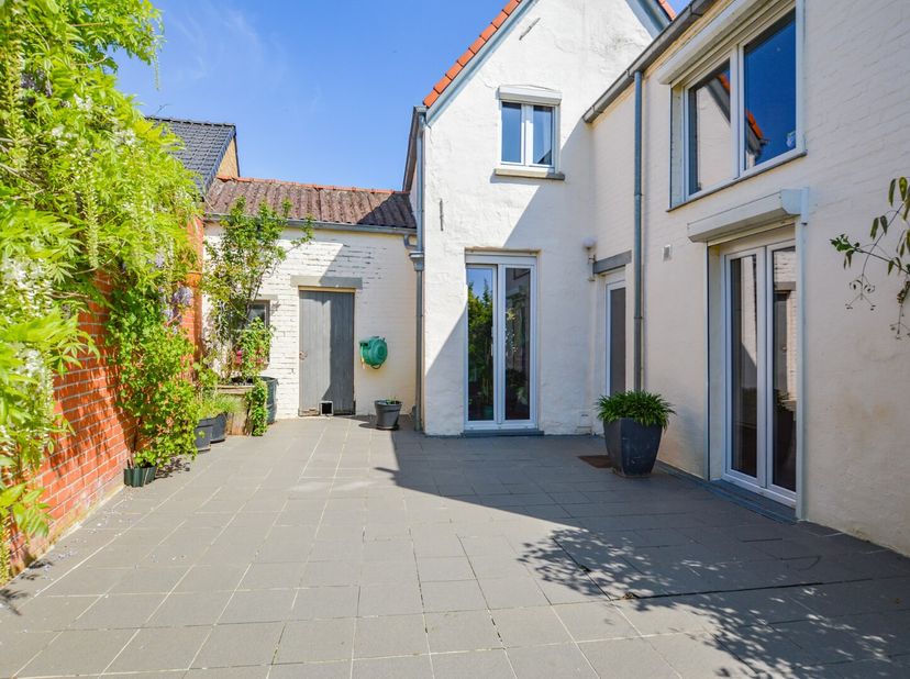 Deze charmante starterswoning ligt op een perceel van 131 m² en heeft een bewoonbare oppervlakte van 105 m². Gelegen in het centrum van Aartrijke (nab