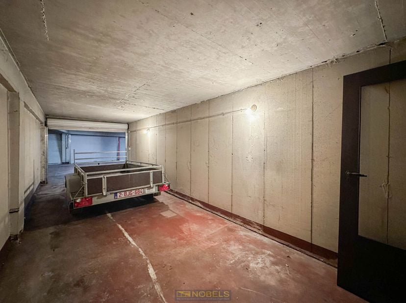 Garage à vendre
                    à 9600 Renaix