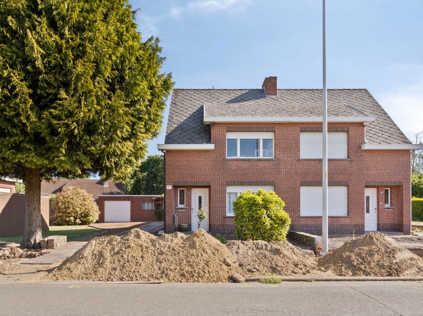 Deze gezinswoning is gunstig gelegen in Noorderwijk, nabij de dorpskern van Morkhoven, scholen, winkels, horeca, openbaar vervoer, .... . De woning bi