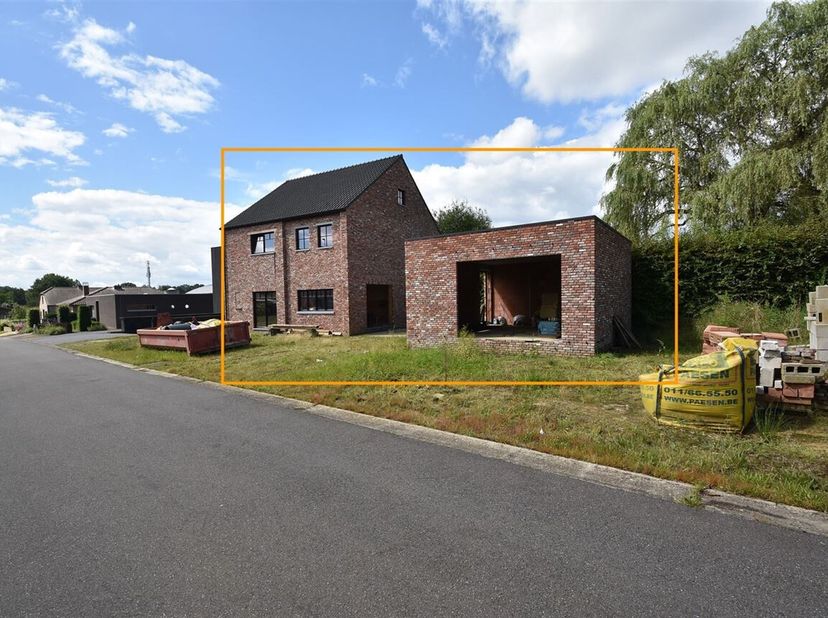 NIEUW BIJ ANIMOVASTGOED!&lt;br /&gt;
&quot;Word de trotse eigenaar van je droomhuis in Lillo!&quot; &lt;br /&gt;
Ruime casco-nieuwbouwwoning met tuin en garage (208 m²) in