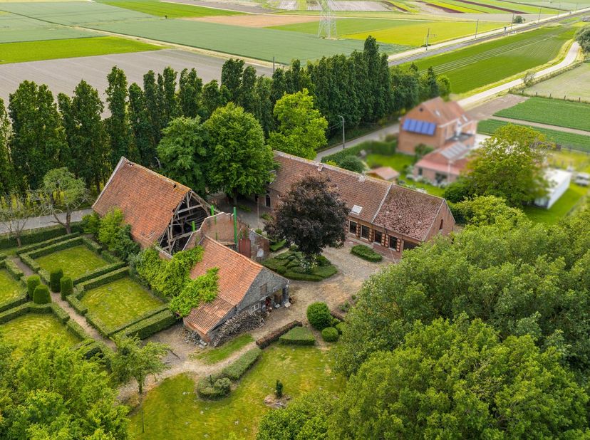 Op een uitstekende locatie te Leest/Mechelen bevindt zich deze prachtige 18de eeuws authentieke hoeve boordevol uniek karakter met een bewoonbare oppe