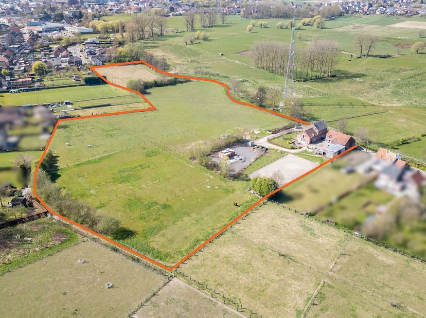 Wie op zoek is naar rust en landelijke charme, maar toch graag dichtbij het centrum van Merchtem wil wonen, vindt in deze woning de perfecte combinati