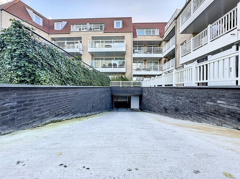 Dans la résidence «Golfbreker» à Knokke-Heist, nous trouvons ce garage souterrain à vendre. Le garage dispose d&#039;un portail basculant, d&#039;un éclairage e