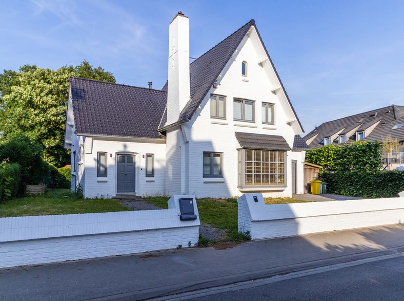 Au cur de la commune de Kortenberg, découvrez cette charmante villa quatre façades avec garage, idéalement située dans une rue résidentielle calme et
