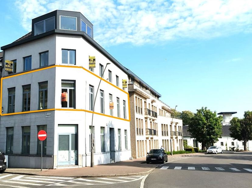 Bienvenue dans ce charmant appartement au coeur de Renaix, idéalement situé dans un quartier calme avec un environnement agréable. Avec deux chambres