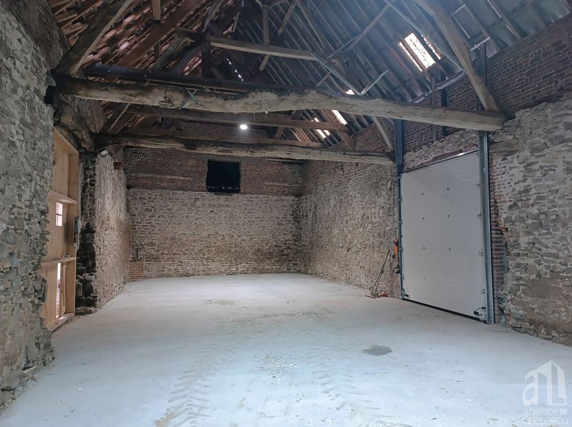 GRANGE de 160 M2 avec porte sectionnelle, dalle de béton. Pas de prise d&#039;eau. Pour une location de privé à privé. Libre de suite. Frais quote part éta