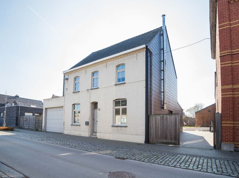 Kluisbergen: Charmevolle woning met veel ruimte te Kluisbergen!Deze woning, gelegen in eenrichtingsstraat biedt een mooie kans voor mensen die een gro