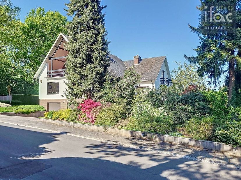 Villa spacieuse et de standing, située de manière exclusive dans un quartier résidentiel calme, au bout d’une rue en cul-de-sac. La propriété se trouv