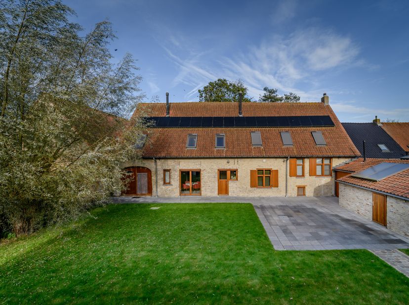 Sur un terrain de 1 700 m², nous trouvons cette maison spacieuse à vendre. Situé dans la paisible ville de Beauvoorde, à quelques pas de Furnes, de l&#039;