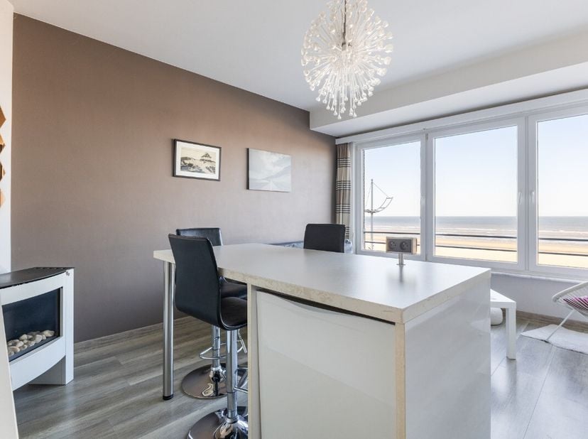 MaisonPortesOuvertes samedi 19/04 entre 15-16H.Saint Idesbald : Appartement parfaitement rénové à vendre avec une belle vue frontale sur la mer ! y co