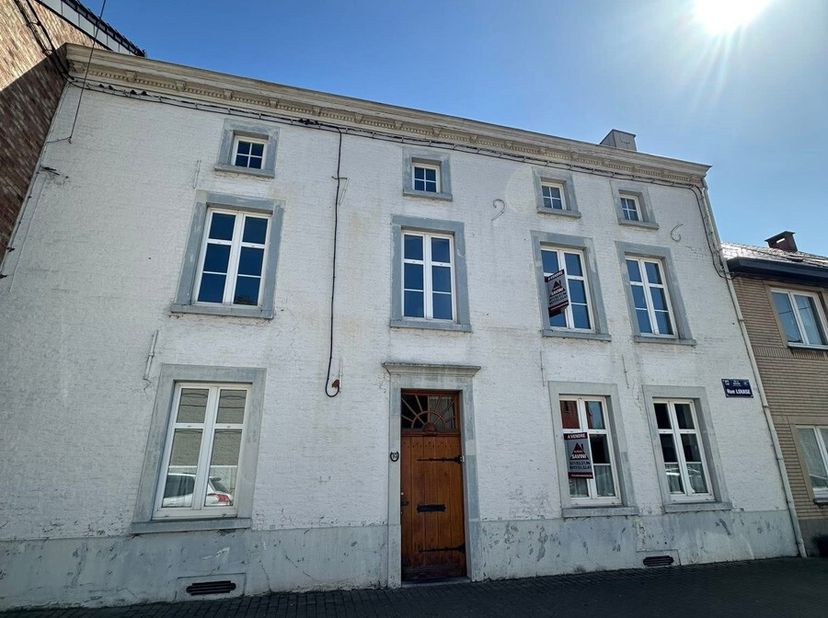 Jumet - À VENDRE - Maison bourgeoise 2 façades de ±180 m² habitables, offrant de nombreuses possibilités dagrandissement.&lt;br /&gt;
Elle se compose :&lt;br /