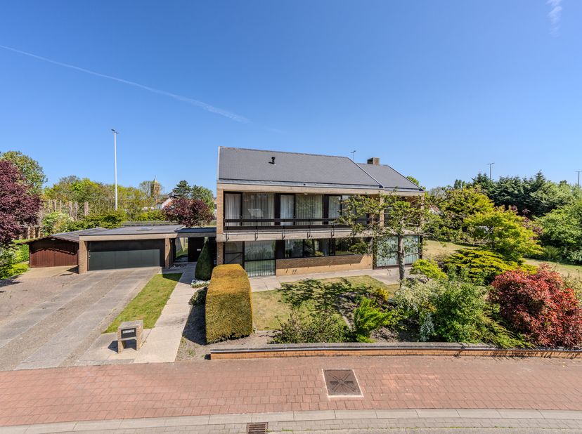 Deze uiterst ruime villa te koop is gelegen langs de Dahlialaan op een perceel van maar liefst 1.779m². Ontworpen door de gerenommeerde architect Marc