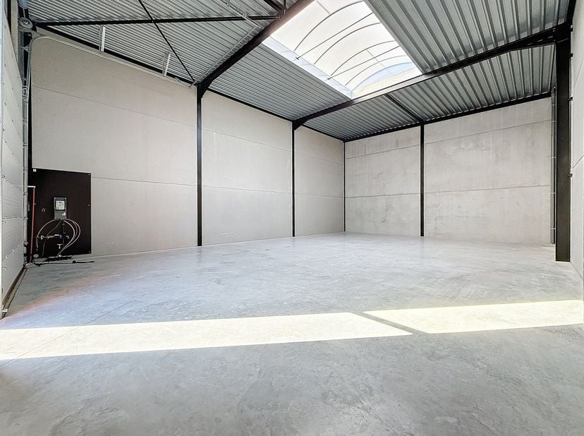Entrepôt d&#039;environ 170 m² à louer à Izegem dans le cadre du nouveau projet de construction Stuyf avec place de parking privée. &lt;br /&gt;
L&#039;entrepôt est s
