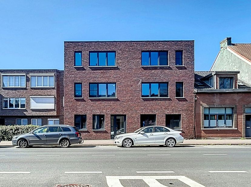 Appartement op de 2e verdieping bereikbaar met lift:&lt;br /&gt;
- Woonkamer op tegel&lt;br /&gt;
- Open keuken hoogwaardig afgewerkt met een inductiekookplaat, d