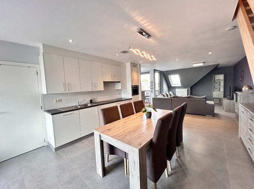 Appartement prêt à emménager à vendre au cur de Zonnebeke ! Disposition : Hall dentrée, toilette séparée, buanderie pratique, spacieux séjour baigné d