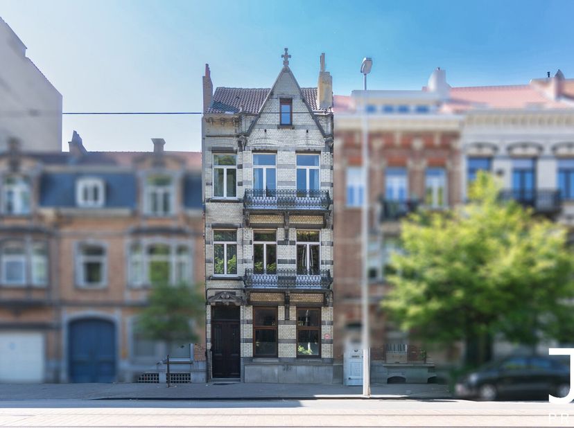 Située sur la splendide avenue Jean Sobieski, à deux pas de lAtomium, du Parc de Laeken et du domaine royal, cette spacieuse maison unifamiliale offre