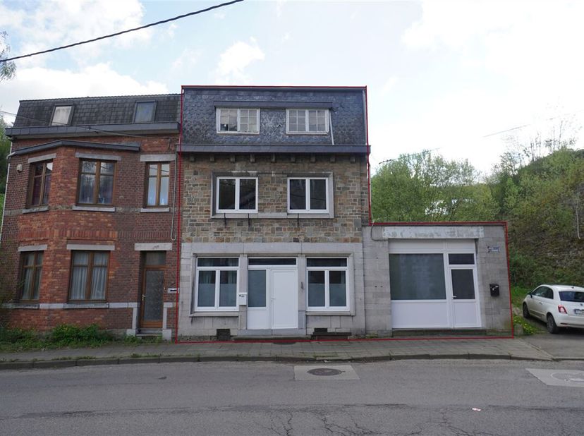 Remouchamps - Maison comprenant deux logements (non reconnus) et une annexe habitable. Au rez-de-chausssée un appartement une chambre. Au premier étag
