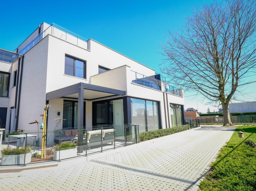 Dit luxueus appartement is gelegen op de Oude Tongersestraat 2 te Bilzen-Hoeselt, net buiten het centrum van Bilzen. &lt;br /&gt;
Het ruime appartement heef