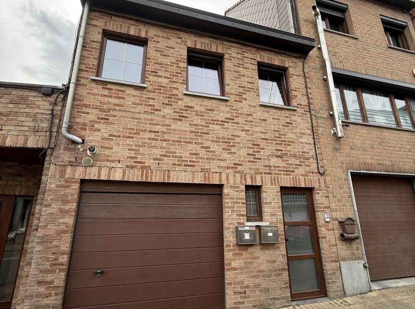 Montignies-sur-Sambre - Idéal pour investisseurs, le Bureau Savini vous propose ce bel immeuble de rapport comprenant 2 appartements :&lt;br /&gt;
- le 1er