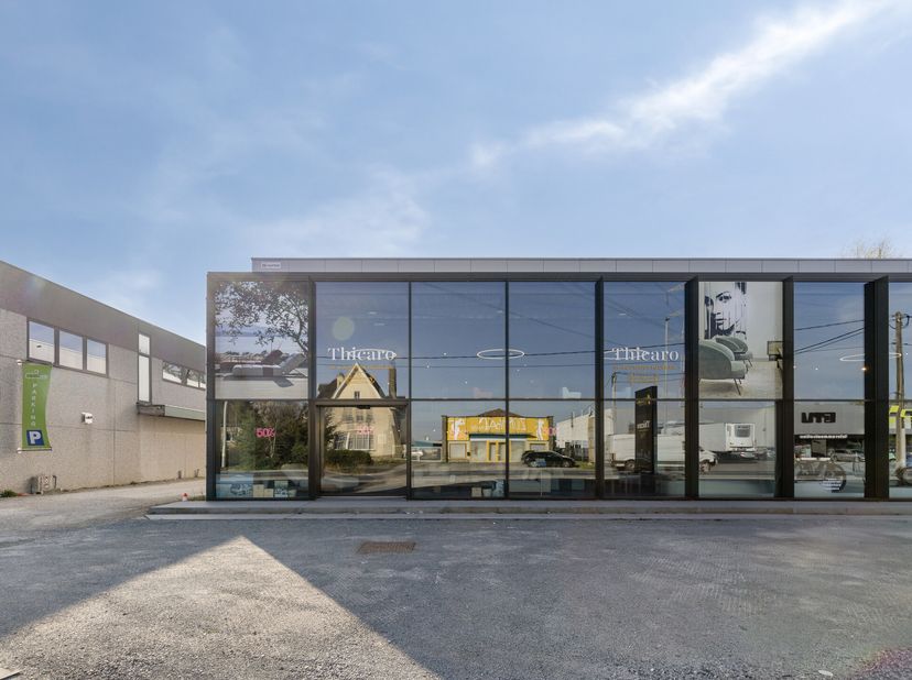 Situé le long de la Gentsesteenweg à Harelbeke, ce bâtiment bénéficie d&#039;une visibilité et d&#039;une accessibilité excellentes.&lt;br /&gt;
Disposition:&lt;br /&gt;
-