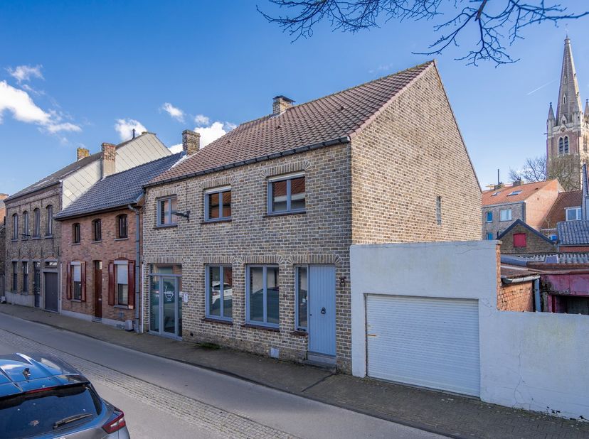 Welkom in de Sint-Pietersstraat 30 te Oudenburg waar we deze ruime woning in de rij terugvinden. Aan de linkerzijde van de woning bevindt zich een han
