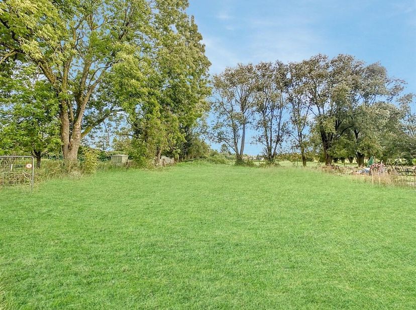 OPPORTUNITÉ À SAISIR - INNOV&#039;EXPERT immobilière a le plaisir de vous faire découvrir cette superbe parcelle de terrain à bâtir d&#039;une superficie de +/-