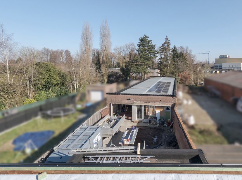 Deze ruime loods/hangaar heeft een indrukwekkende oppervlakte van 315m² en een vrije hoogte van +/- 3m. De loods is vergund om 1m hoger te bouwen indi