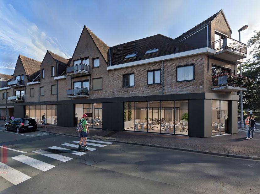Gelegen aan dé drukste invalsweg van Torhout, pal op een rotonde, bieden wij een uitzonderlijk handelspand van +/- 865 m² te koop aan.&lt;br /&gt;
Deze veel