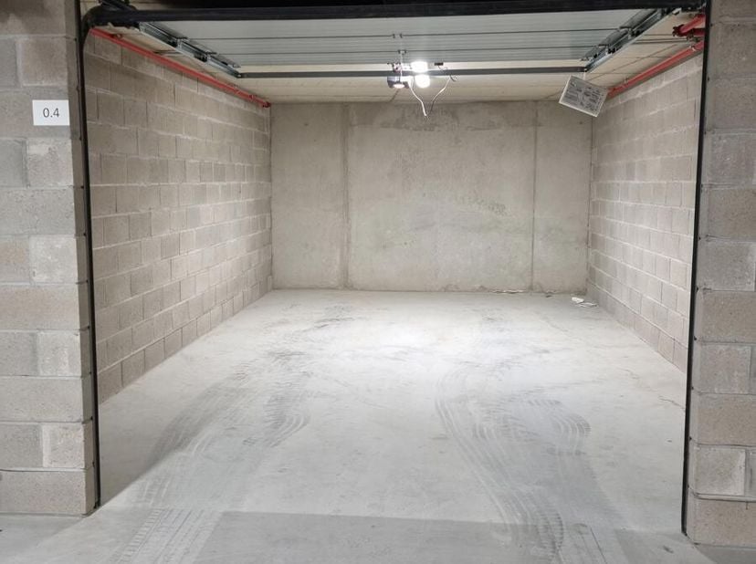 Deze ruime garagebox is gelegen in het privé gedeelte van de ondergrondse parking in Quartier Bleu vlakbij Molenpoort.&lt;br /&gt;
Met een oppervlakte van 2