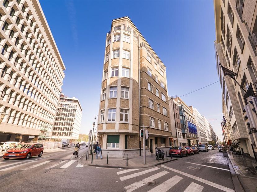 Appartement spacieux de +/- 120m² brut à rafraichir au rez-de-chaussée d&#039;un immeuble de caractère. Idéalement situé à l&#039;angle de la rue du Trône et de