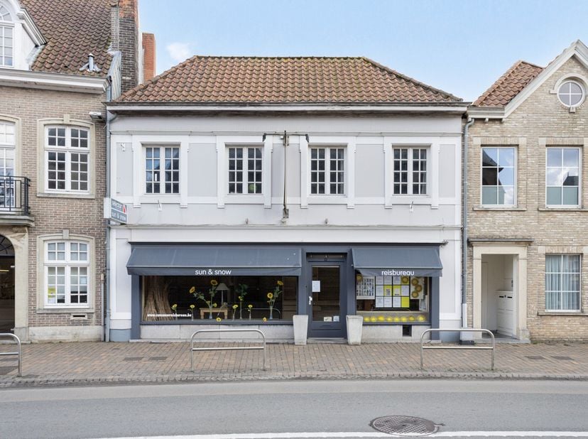 Ontdek dit veelzijdig pand in het bruisende centrum van Oostkamp. Dankzij de nabijheid van bakkers, slagers, horeca, winkelcentra, recreatiemogelijkhe