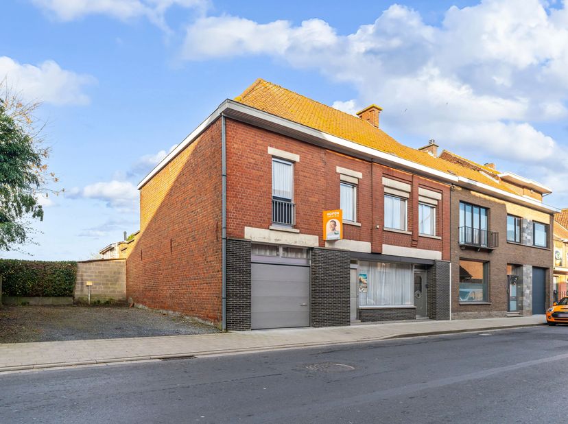Ruime en kloeke woning met leuke tuin zoekt nieuwe eigenaars te centrum Sint-Eloois-Winkel.&lt;br /&gt;
Het pand is voorzien van centrale verwarming op gas