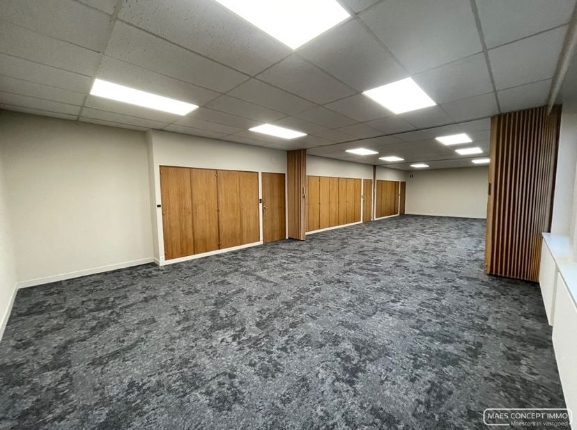 Kantoorruimte van 95m²  te huur  op 2 km van Kortrijk centrum&lt;br /&gt;
&lt;br /&gt;
Deze ruimte is ondergebracht in een kleinschalig burelencomplex in een mooi