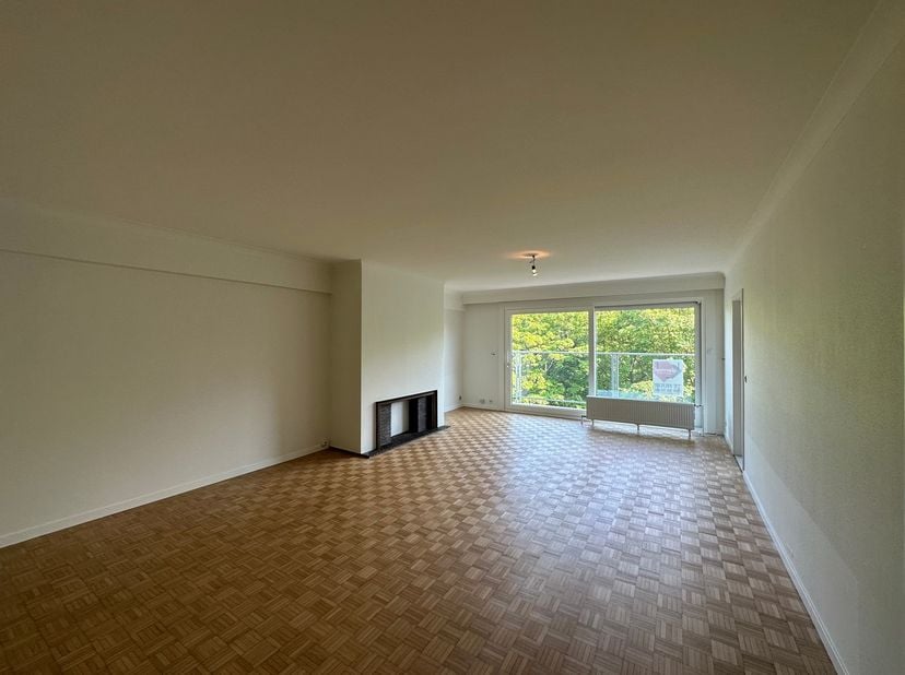 Te huur: ruim en comfortabel appartement met drie kamers, ideaal gelegen en onmiddellijk beschikbaar. Dit appartement biedt een aangename leefruimte m