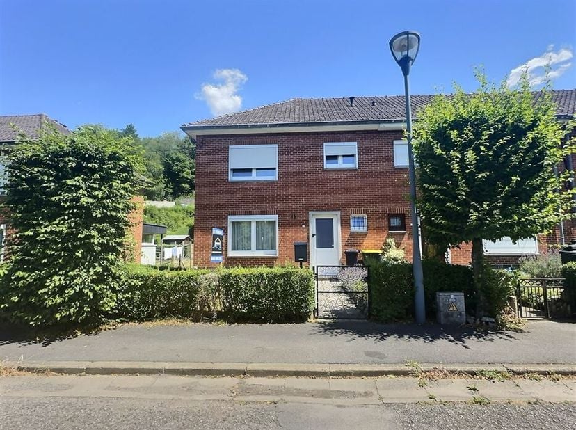 Maison 3 façades à Couvin !!!&lt;br /&gt;
Elle comprend : 1 hall d&#039;entrée, 1 grand living, cuisine équipée, 3 chambres, 1 salle de douche, wc séparé, caves,