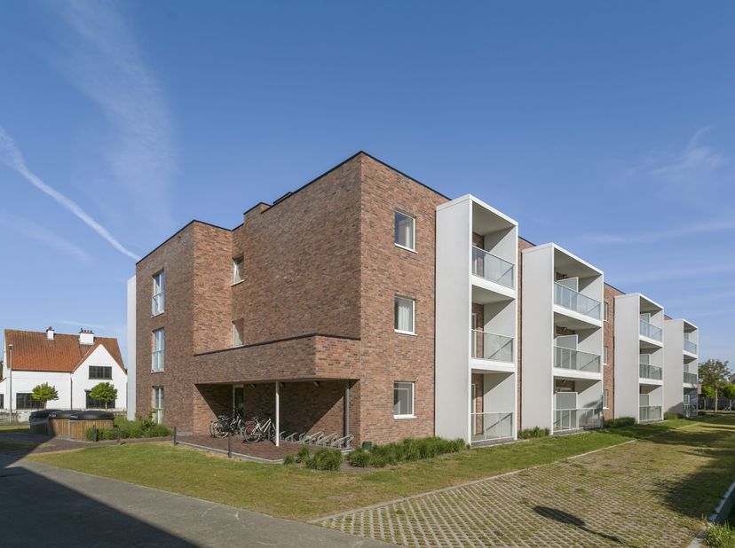 Deze nieuwbouw assistentieflat bestaat uit een ruime living met toegang tot een mooi overdekt terras, een volledig ingerichte open keuken en één ruime