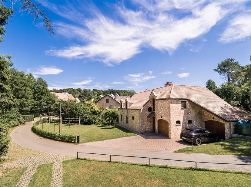 Villa unique à vendre avec ses atouts: Calme, spacieux et confort dans la verdure&lt;br /&gt;
Vous rêvez d&#039;un lieu de vie où le calme de la nature se marie