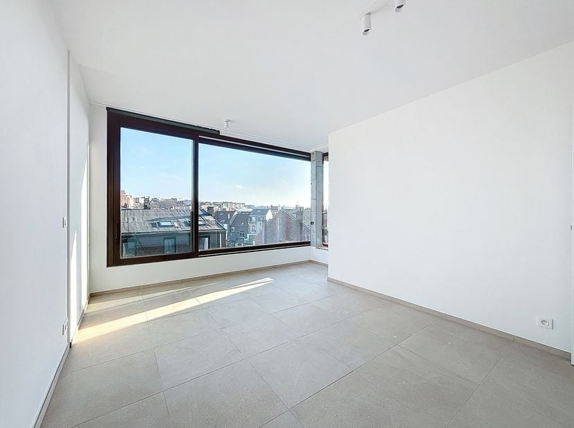 Quartier Place Stéphanie : à deux pas de l&#039;Avenue Louise, appartement neuf de 142m² est situé au 5 étage et disponible en première occupation. Il se c