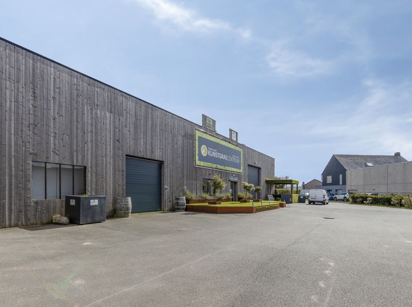 Grand entrepôt avec bureau intérieur à louer à Ostende. Superficie totale de 925 m² + espace bureau de 50 m² + plusieurs places de parking.&lt;br /&gt;
Desc