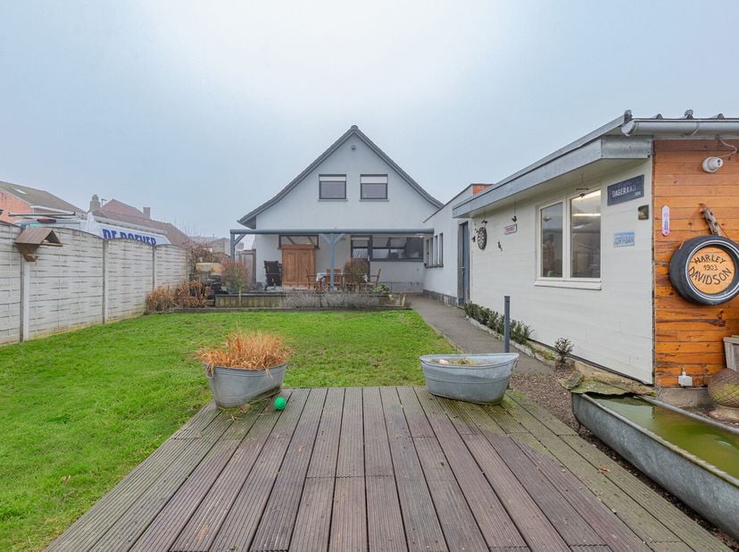 Ontdek deze charmante open bebouwing in een rustige fietsstraat, nabij het gezellige centrum van Opwijk. Deze instapklare woning combineert ruimte, co