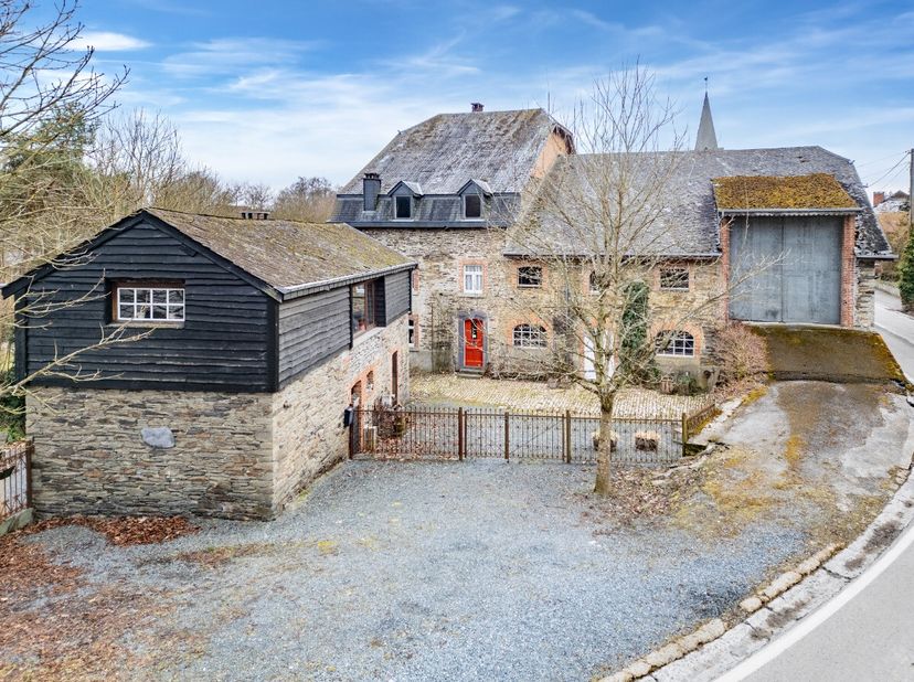 ERA B-Lux is verheugd u deze prachtige woning te presenteren, gelegen in het hart van een charmant dorp in de gemeente Houffalize. De woning bestaat u