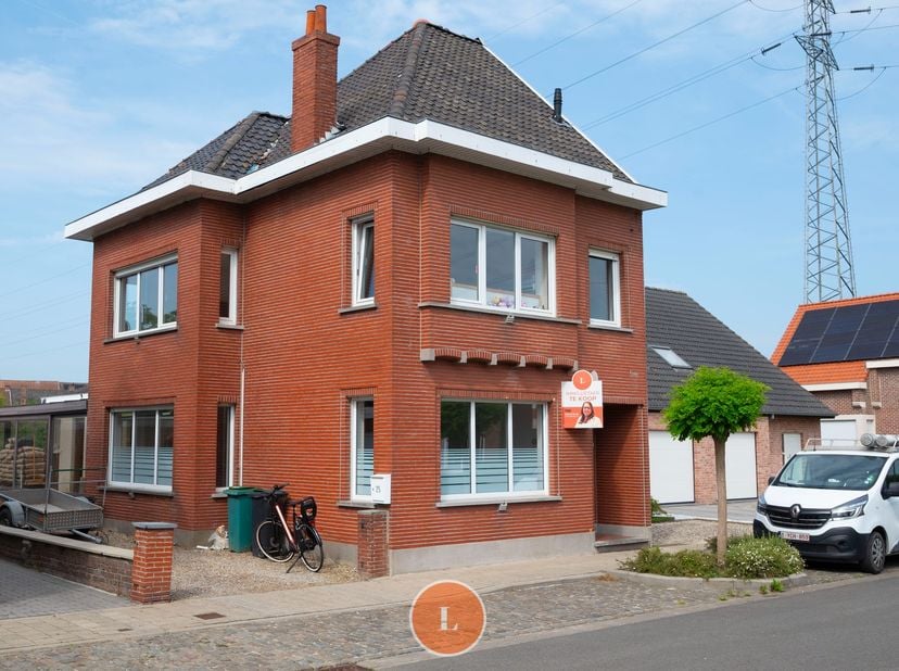 Deze woning is gelegen in een doodlopend straatje te Ruien op wandelafstand van school.&lt;br /&gt;
&lt;br /&gt;
Via de inkomhal kom je links binnen in de lichtri