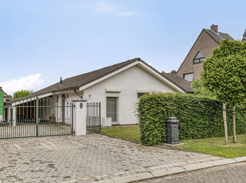 Bienvenue dans cette charmante maison de plain-pied prête à emménager, située dans un environnement calme et verdoyant. Cette propriété offre tout le