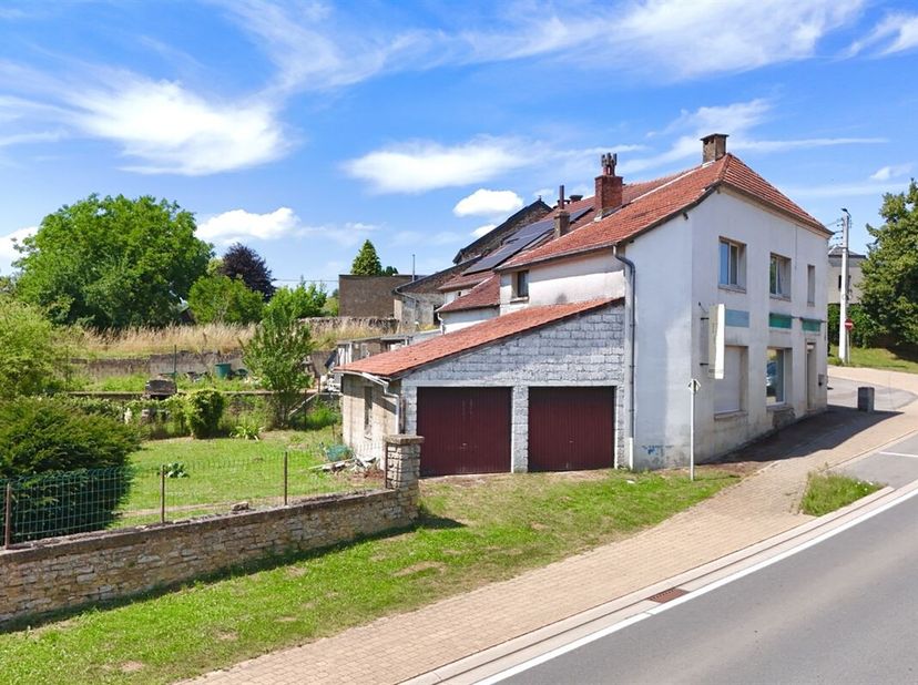 Juliet Immo a le plaisir de vous présenter cet immeuble commercial et d&#039;habitation à rénover située à Dampicourt, offrant un potentiel unique pour cré
