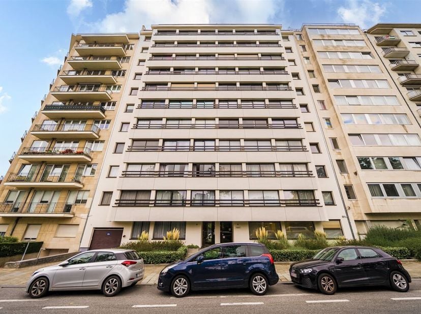 Bel appartement d&#039;une chambre à rafraîchir au 3ème étage donnant vue sur le Square Marie Louise. Hall d&#039;entrée compact avec coin vestiaire et toilette