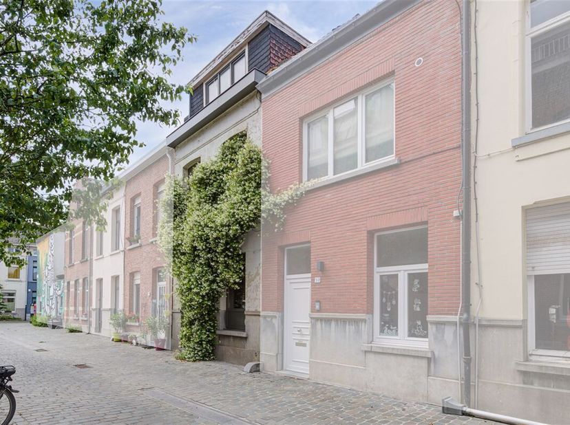 Deze leuke stadswoning is gelegen in de populaire, gezellige wijk Looks. Ze beschikt over een inkomhal, een lichtrijke leefruimte met open keuken, een