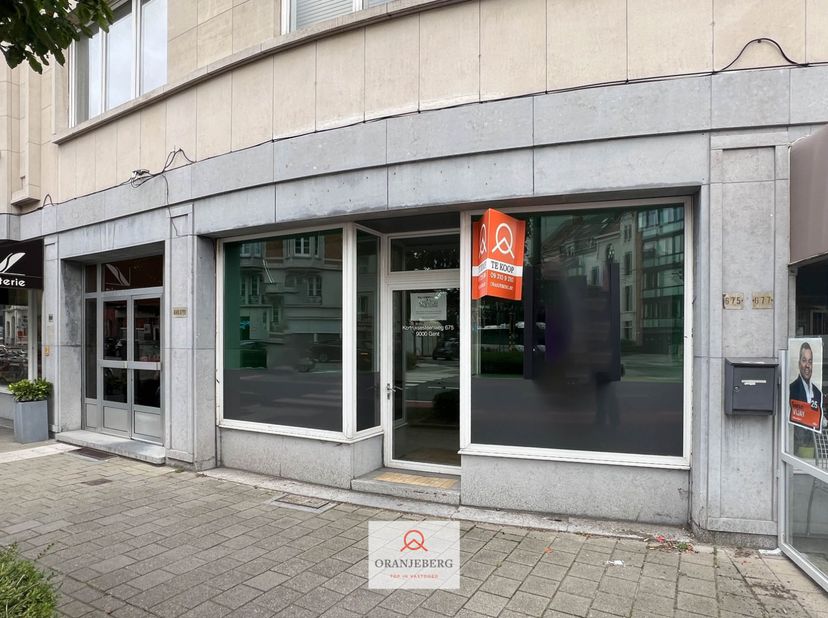 Winkel- of kantoorruimte te koop op het gelijkvloers, uitstekend gelegen vlakbij het station Gent-Sint-Pieters en vlakbij citadelpark. Het pand is vlo